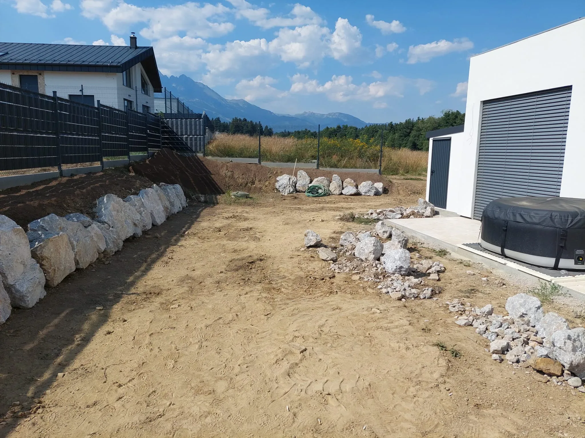 Pozemok pri novostavbe pred úpravou, v pozadí Tatry