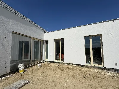 Dom pred úpravou okolia a založením záhrady