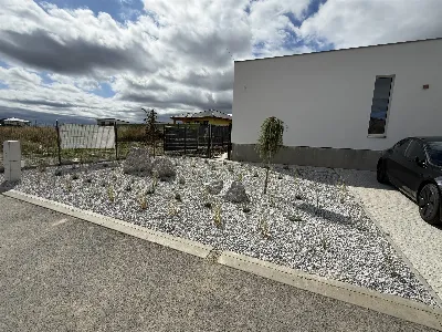 Predzáhradka so štrkom, kameňmi a výsadbou pri dome